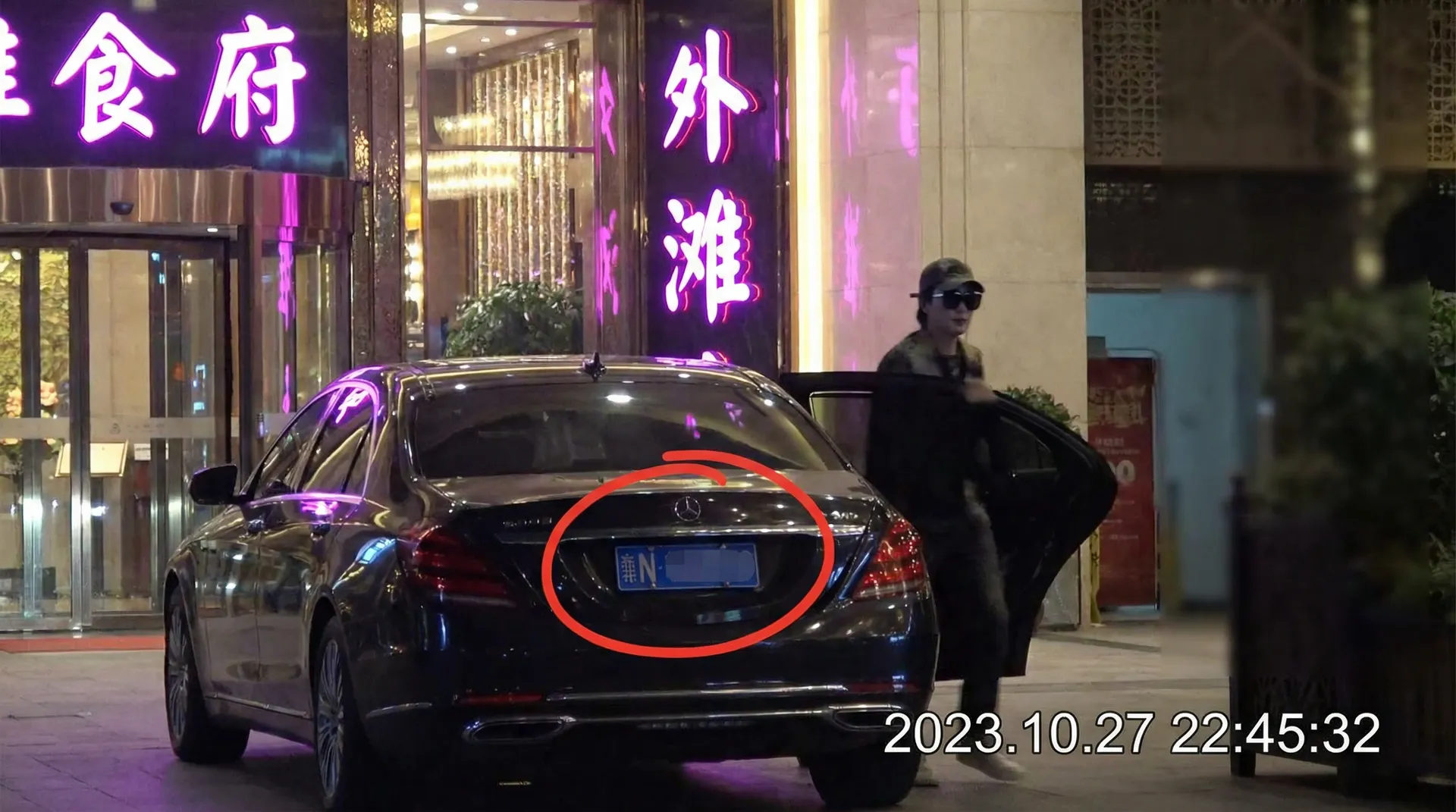 《黑料暗网》黑料暗网最新更新_全网独家黑料暗网大全 - 豪车餐厅外被拍